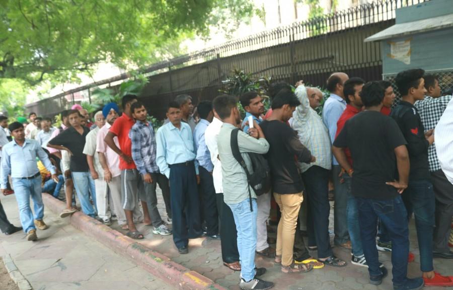 People queue up outside Reserve Bank of India to withdraw the new currency of Rs 50 and 200 denomination in New Delhi on Aug 25, 2017. Rs 50,Rs 200,RBI issues new Rs 50 note,RBI issues new Rs 200 note,Rs 200 note,Rs 200 note pics,Rs 200 note images,Rs 200 note stills,Rs 200 note pictures,Rs 200 note photos,Reserve Bank of India