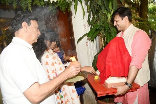 Vivek Oberoi gets Ganpati at his home.