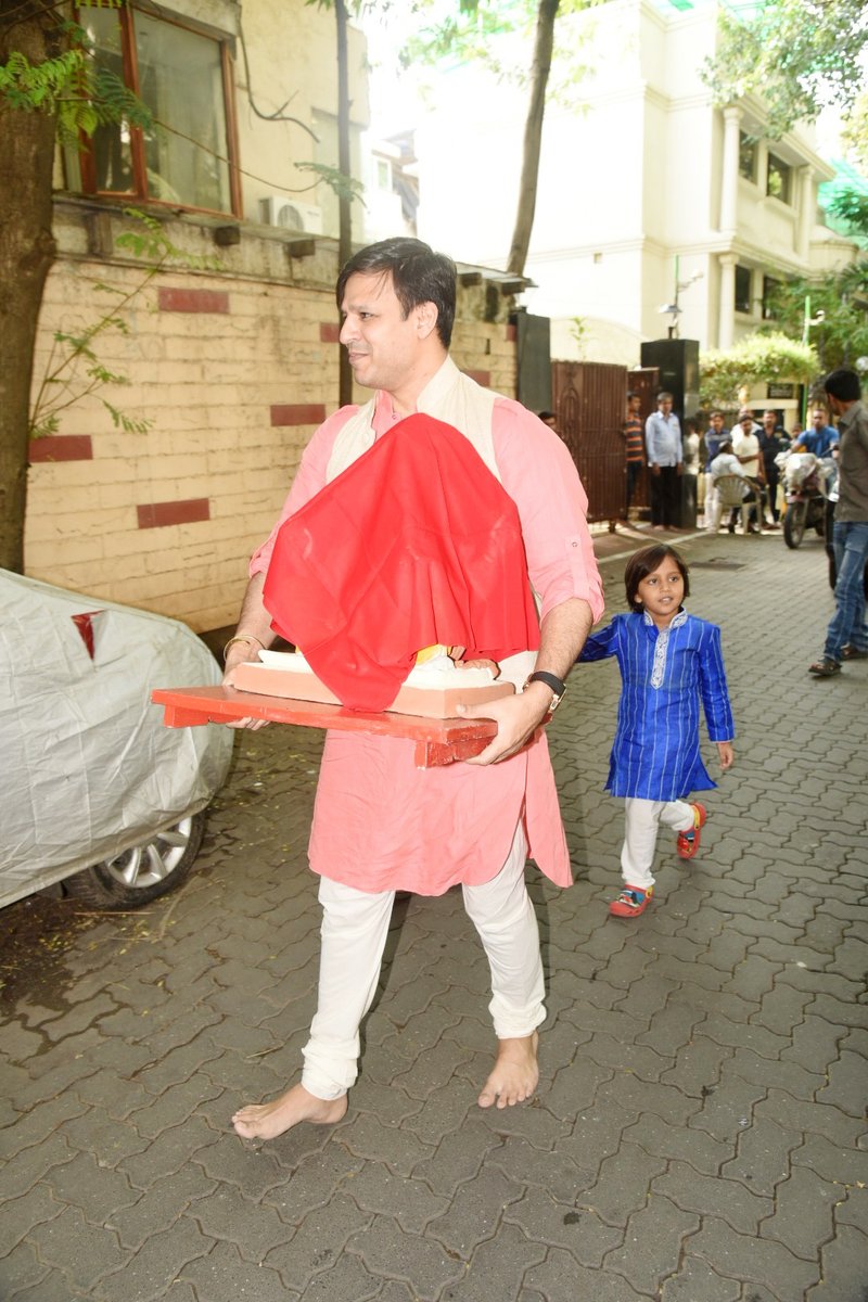 Vivek Oberoi welcomes Lord Ganesha. Sanjay Dutt,Vivek Oberoi welcome Lord Ganesha,Sanjay Dutt welcome Lord Ganesha,Ganesh Chaturthi 2017,Ganesh Chaturthi