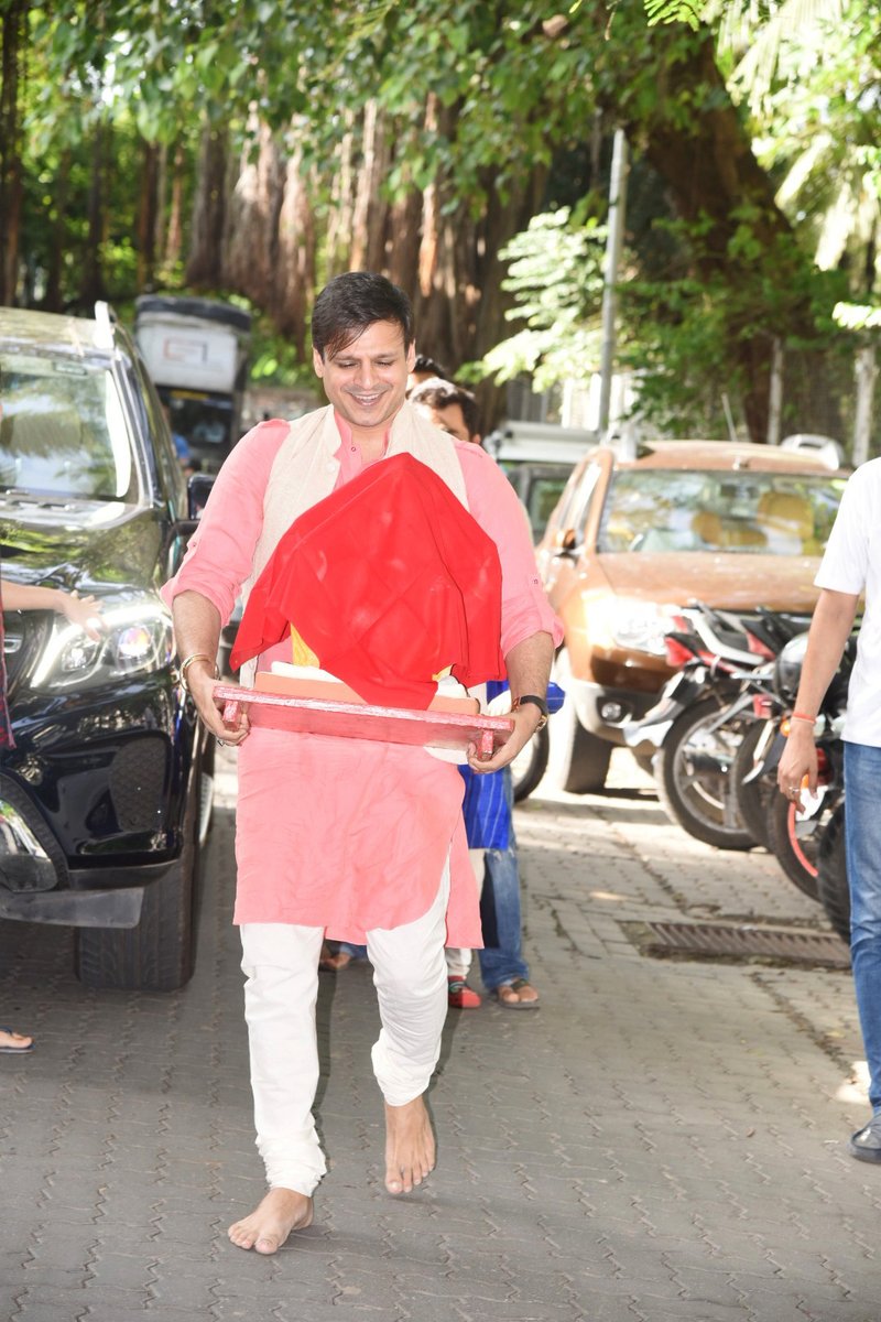 Actor Vivek Oberoi welcomes Lord Ganesha. Sanjay Dutt,Vivek Oberoi welcome Lord Ganesha,Sanjay Dutt welcome Lord Ganesha,Ganesh Chaturthi 2017,Ganesh Chaturthi