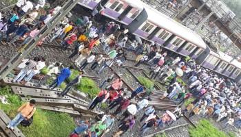 Mumbai local derails,Mumbai local train derails,Harbour Line suburban train,Andheri,derailed near Mahim