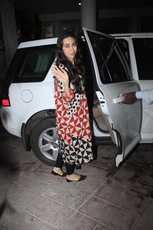 Actress Karishma Kapoor spotted at Manish Malhotra house in Bandra. Kareena Kapoor Khan,Karishma Kapoor,Kareena Kapoor Khan & Karishma Kapoor,Manish Malhotra