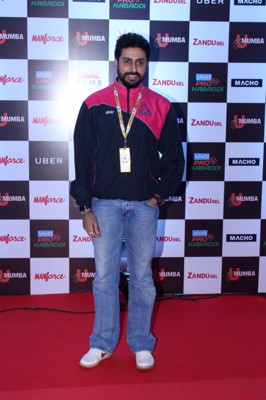 Actor Abhishek Bachchan at red carpet of opening day of "Pro Kabaddi" Match in Mumbai. Abhishek Bachchan and Amruta Fadnavi,Abhishek Bachchan,Amruta Fadnavi,Devendra Fadnavis,Maharashtra Chief Minister Devendra Fadnavis,Pro Kabaddi