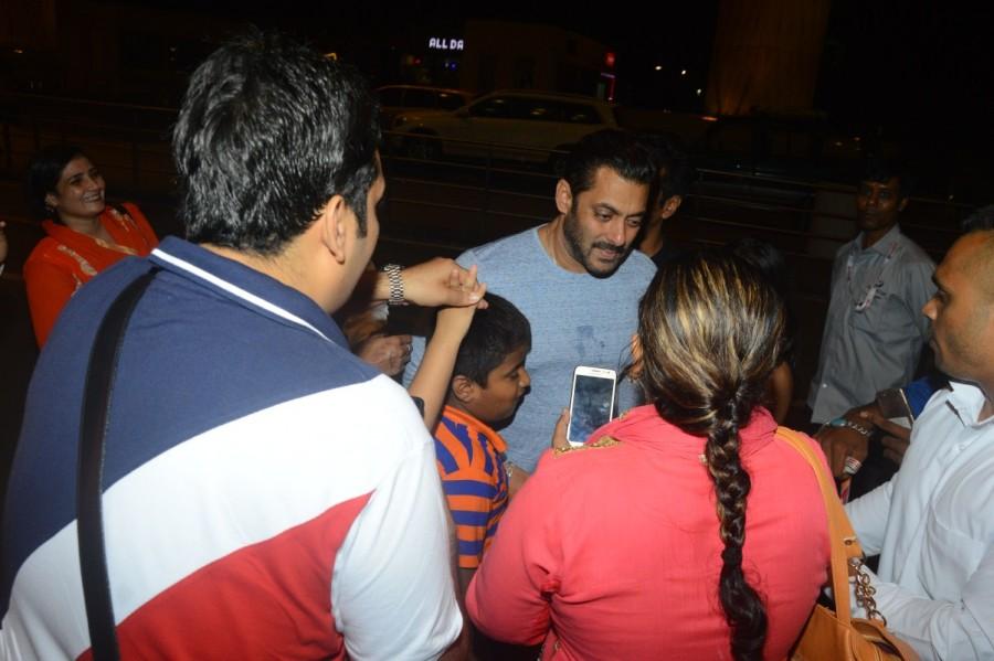 Bollywood film actor Salman Khan snapped at Chhatrapati Shivaji Airport. Salman Khan,Salman Khan snapped at Mumbai Airport,Salman Khan spotted at Mumbai Airport,Salman Khan at Mumbai Airport,Salman Khan at Airport,actor Salman Khan