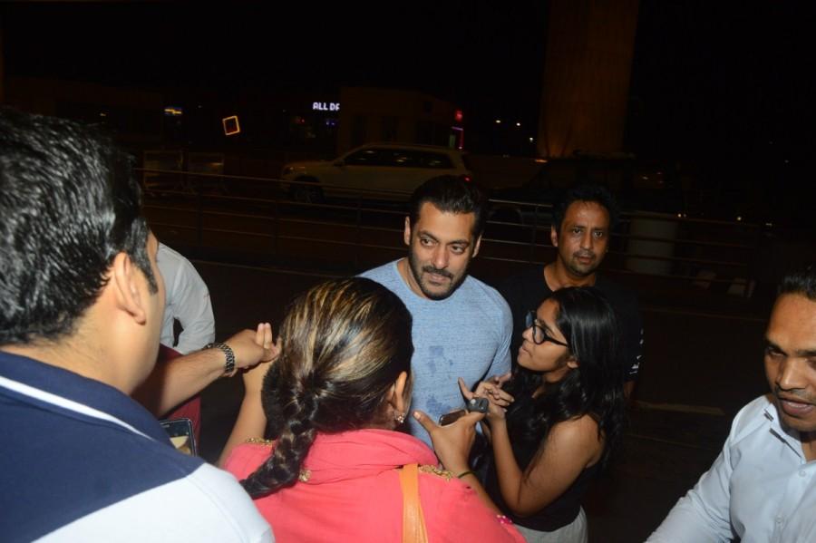 Bollywood film actor Salman Khan spotted at Chhatrapati Shivaji Airport. Salman Khan,Salman Khan snapped at Mumbai Airport,Salman Khan spotted at Mumbai Airport,Salman Khan at Mumbai Airport,Salman Khan at Airport,actor Salman Khan