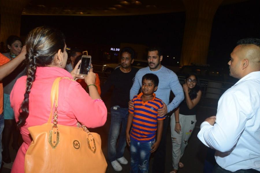 Bollywood film actor Salman Khan spotted at Chhatrapati Shivaji Airport in Mumbai. Salman Khan,Salman Khan snapped at Mumbai Airport,Salman Khan spotted at Mumbai Airport,Salman Khan at Mumbai Airport,Salman Khan at Airport,actor Salman Khan