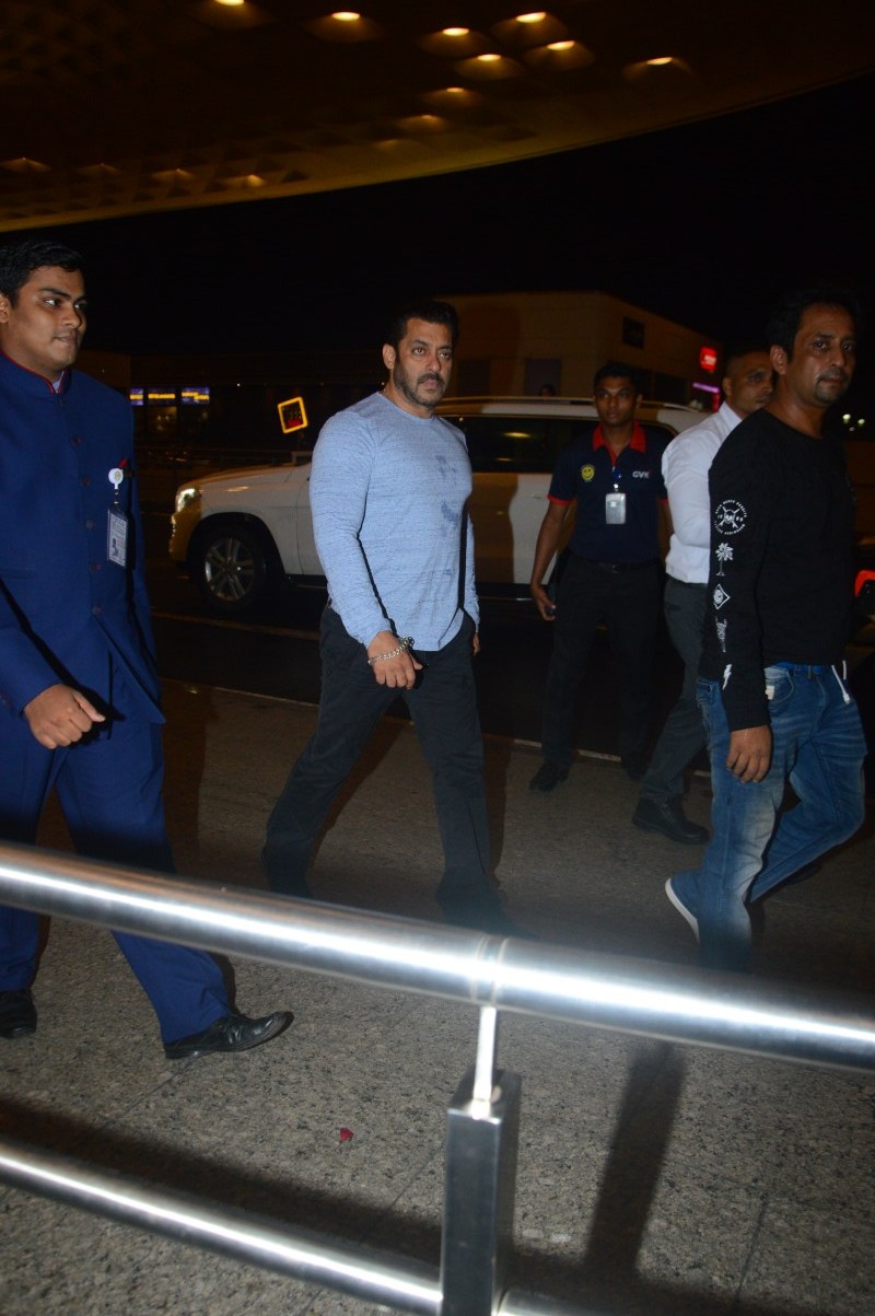 Bollywood film actor Salman Khan snapped at Chhatrapati Shivaji Airport in Mumbai on Aug 25, 2017. Salman Khan,Salman Khan snapped at Mumbai Airport,Salman Khan spotted at Mumbai Airport,Salman Khan at Mumbai Airport,Salman Khan at Airport,actor Salman Khan