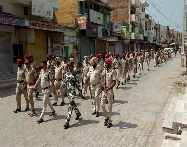 On Friday, tens of thousands of supporters of Dera chief Gurmeet Ram Rahim Singh went on the rampage in Haryana and Punjab, to vent their anger against the court verdict. Army arrives at Dera,Army arrives at Dera headquarters,Sirsa,Dera Sacha Sauda headquarters,Dera chief Gurmeet Ram Rahim Singh,Gurmeet Ram Rahim Singh