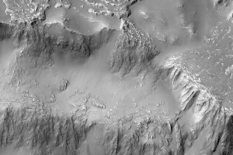Over the winter, snow and ice inexorably covered the dunes. NASA,NASA Mars,snowy dunes,stunning picture of dunes,Mars with snow,Mars with snow and ice on ridges