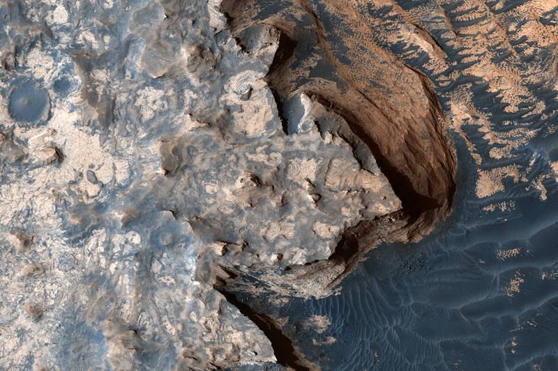 But unlike on Earth, this snow and ice is carbon dioxide, better known to us as dry ice. NASA,NASA Mars,snowy dunes,stunning picture of dunes,Mars with snow,Mars with snow and ice on ridges