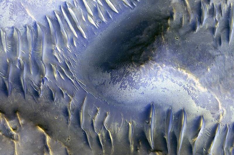 On the rough surface between the dunes, frost is trapped behind small sheltered ridges. NASA,NASA Mars,snowy dunes,stunning picture of dunes,Mars with snow,Mars with snow and ice on ridges