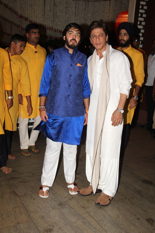 Bollywood actor Shah Rukh Khan spotted at Mukesh Ambani Ganesh Chaturathi Celebrations. Ganesh Chaturathi Celebrations,Mukesh Ambani Ganesh Chaturathi Celebrations,Aamir Khan,Salman Khan,Shah Rukh Khan,Mukesh Ambani Ganesh Chaturathi Celebrations bash