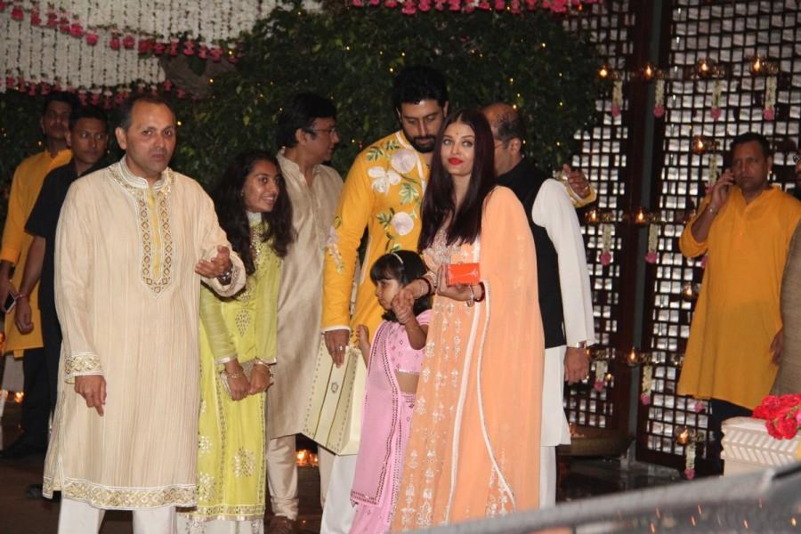 Aishwarya Rai, Abhishek Bachchan and Aaradhya snapped at Mukesh Ambani's bash. Aishwarya Rai,Abhishek Bachchan,Aishwarya Rai Bachchan,Aaradhya bachchan,Ganesh Chaturathi Celebrations,Mukesh Ambani