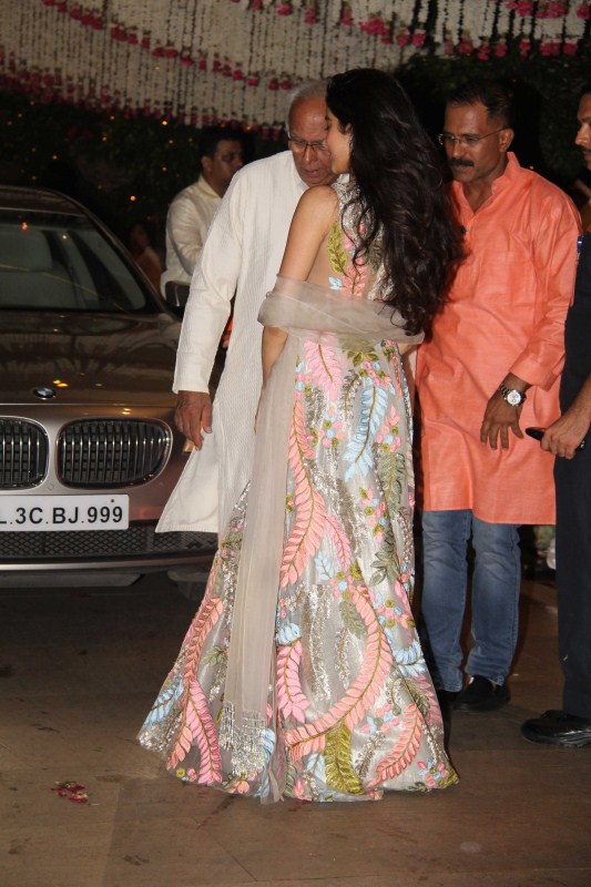 Bollywood actor Sridevi’ Kapoor daughter Jhanvi Kapoor spotted at Mukesh Ambani's bash. Sridevi,Sridevi daughter,Mukesh Ambani's bash,Ganesh Chaturathi Celebrations,Jhanvi,jhanvi kapoor,jhanvi kapoor photos