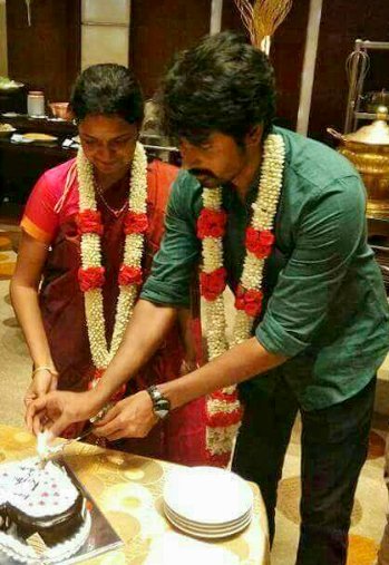 Actor Sivakarthikeyan and his wife Aarthi celebrate their 7th wedding anniversary on August 27, 2017. Sivakarthikeyan and Arthi,Sivakarthikeyan,Arthi,Sivakarthikeyan and Arthi celebrates wedding anniversary,Sivakarthikeyan wedding anniversary,Sivakarthikeyan wedding day
