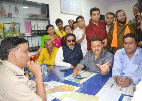 Mumbai Congress President Sanjay Nirupam on Sunday said he was stopped by police from taking a delegation of striking cine workers to meet Bollywood megastar Amitabh Bachchan. 