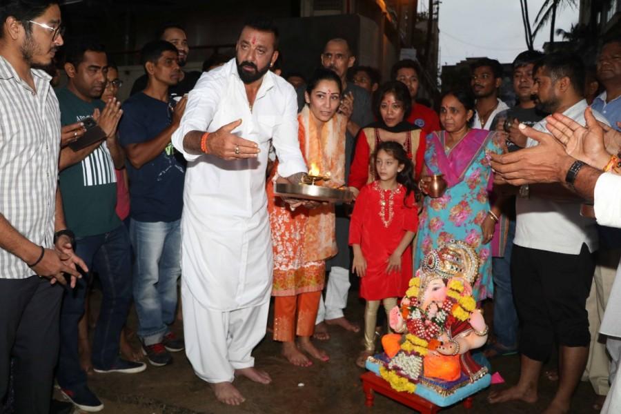 For "Bhoomi", Sanjay has recorded a Ganesh aarti, which he also sang here. Ganesh Visarjan,Sanjay Dutt,Sanjay Dutt and family bid adieu,Lord Ganesha,Sanjay Dutt bid adieu to Lord Ganesha,Sanjay Dutt Ganesh Visarjan