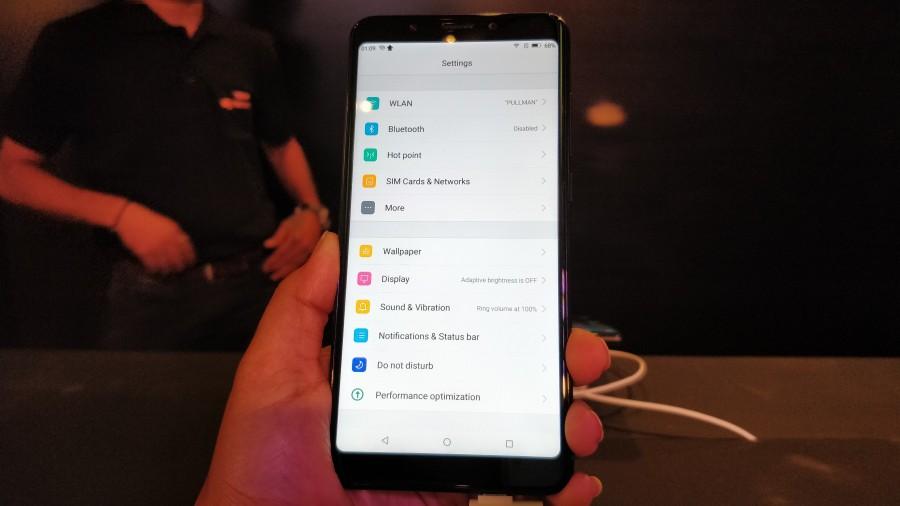 Bezel-less smartphones have begun gaining popularity but the ones that are offered belong to the premium segment such as Samsung Galaxy S8 and S8+, LG G6 and the recently-launched Galaxy Note 8. Micromax Canvas Infinity,micromax canvas infinity photos,Micromax Canvas Infinity pics,Micromax Canvas Infinity images,Micromax Canvas Infinity stills,Micromax,Micromax smartphone,Micromax new smartphone