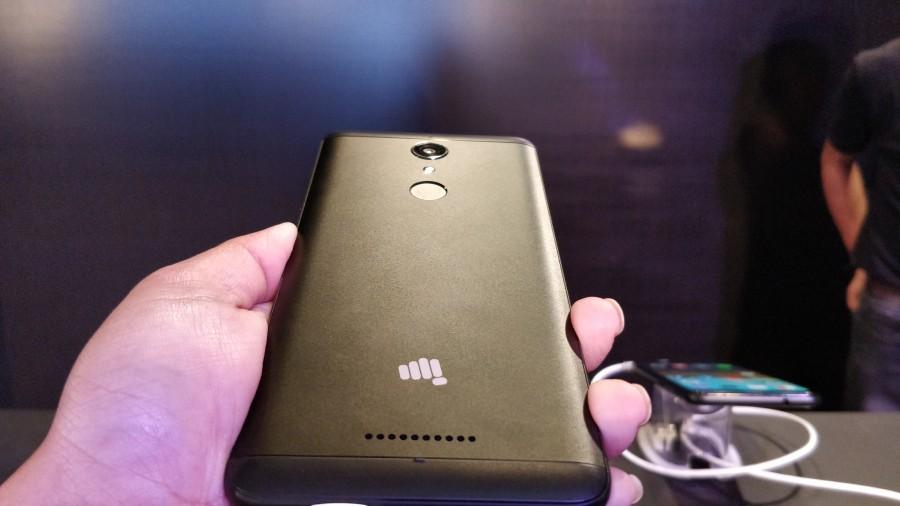 Micromax has used minimal bezels to accommodate a 5.7-inch HD IPS display topped with 2.5D curved glass in a frame that is slightly taller than wider. The screen has been stretched from all sides to give more screen space to the user. This is a good over 80 per cent screen-to-body ratio, similar to what Galaxy S8 offers. Micromax Canvas Infinity,micromax canvas infinity photos,Micromax Canvas Infinity pics,Micromax Canvas Infinity images,Micromax Canvas Infinity stills,Micromax,Micromax smartphone,Micromax new smartphone