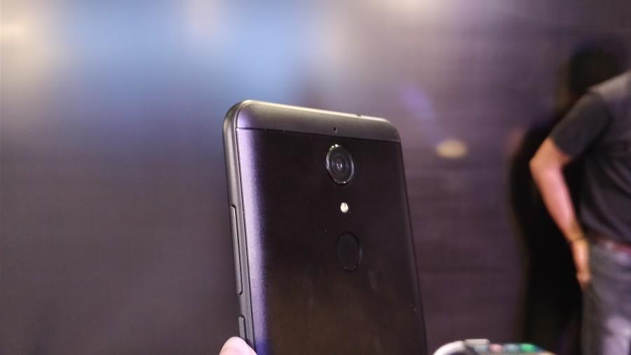 The rear side houses a single-lens primary camera with 13MP sensor, 81.5-degree field of view, 5P lens and LED flash and an aperture of f/2.0. Another highlight of Canvas Infinity is 16-MP front camera that comes with soft "selfie" flash and an aperture of f/2.0. Micromax Canvas Infinity,micromax canvas infinity photos,Micromax Canvas Infinity pics,Micromax Canvas Infinity images,Micromax Canvas Infinity stills,Micromax,Micromax smartphone,Micromax new smartphone