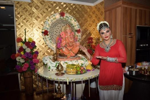As the entire nation welcomed Lord Ganesh on the occasion of Ganesh Chaturthi on 25th August, 2017, an avid devotee of Lord Ganesha, Rakhi Sawant welcomed Bappa with much enthusiasm this year. Rakhi offered her prays & paid her respect to the elephant-headed God by bringing the idol home like every year.