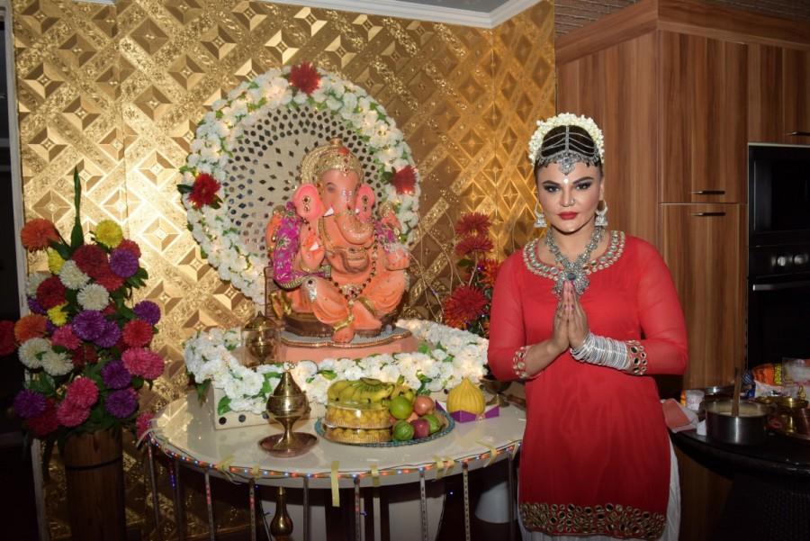 Rakhi hosted a pooja and havan followed by bhajan session at her home. Rakhi was at her spiritual best. Rakhi Sawant,actress Rakhi Sawant,Rakhi Sawant celebrates Ganesh Chaturthi,Ganesh Chaturthi,Lord Ganesh