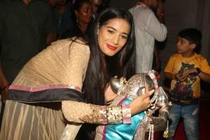 Poonam Pandey,actress Poonam Pandey,Poonam Pandey visits Andheri Ka Raja,Andheri Ka Raja,Ganpati mandal,Poonam Pandey at Ganpati mandal
