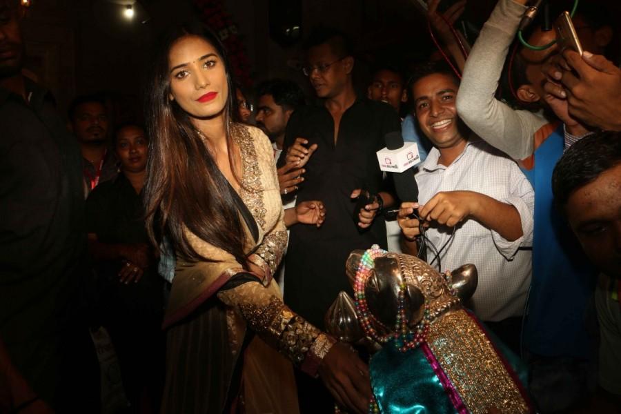 Bollywood controversy queen Poonam Pandey at Andheri Cha Raja Ganesh Pandal to take the blessings from lord Ganesha. Poonam Pandey,actress Poonam Pandey,Poonam Pandey visits Andheri Ka Raja,Andheri Ka Raja,Ganpati mandal,Poonam Pandey at Ganpati mandal