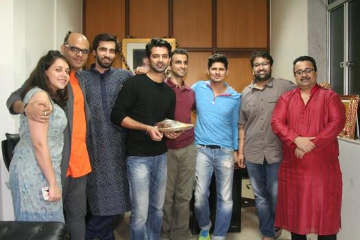 For all the Mumbaikar’s Lalbaug cha Raja is the most visited Ganpati pandal where millions of people visit every year. Every year a bunch of famous personalities visit this place on the occasion of Ganesh Chathurti to seek blessings.