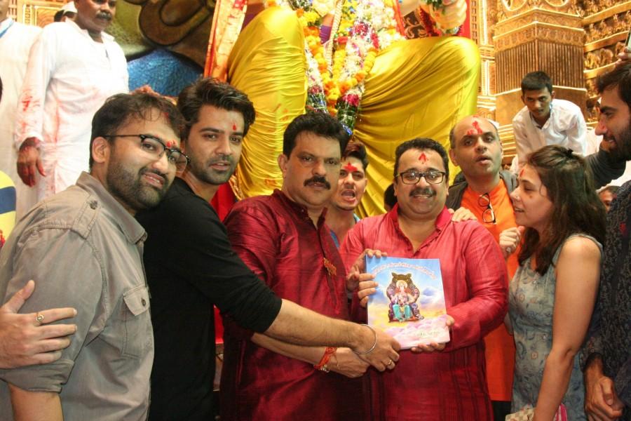 The cast of the upcoming film Tu Hain Mera Sunday visited the Lalbaug cha Raja last night to seek blessings for their upcoming release. The film director Milind Dhaimade, producer Varun Shah, co-producer Kawal Varma along with the cast that includes Barun Sobti, Vishal Malhotra, Manvi Gagroo, Sandeep Sikand, Avinash Tiwary, Nakul Bhalla, Jay Upadhyay were present to get the Darshan. Barun Sobti,Tu Hai Mera Sunday,Manvi Gagroo,Sandeep Sikand,Avinash Tiwary,Barun Sobti,Nakul Bhalla,Vishal Malhotra,Producer Varun Shah,Director Milind Dhaimade