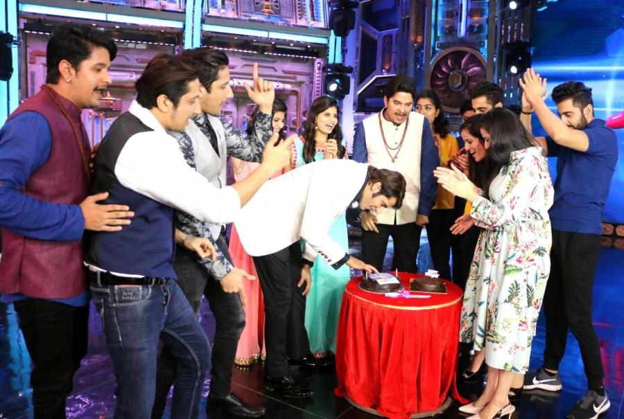 Tv actor Karanvir Bohra received a special surprise on his birthday, Like every year, this year too was a working birthday for Karanvir. Karanvir Bohra,Tv Actor Karanvir Bohra,Karanvir Bohra birthday celebration pictures,Best Judwaah,Karanvir Bohra birthday celebration pics,Karanvir Bohra birthday celebration images,Karanvir Bohra birthday celebration stills,Karanvir Bohra birthday celebra