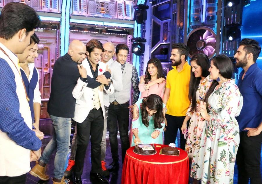 He was shooting for India's best Judwaah, however the evening turned into a special occasion when the all the contestants and producer of the show Raghu and Rajiv came on the stage with a cake. Karanvir Bohra,Tv Actor Karanvir Bohra,Karanvir Bohra birthday celebration pictures,Best Judwaah,Karanvir Bohra birthday celebration pics,Karanvir Bohra birthday celebration images,Karanvir Bohra birthday celebration stills,Karanvir Bohra birthday celebra