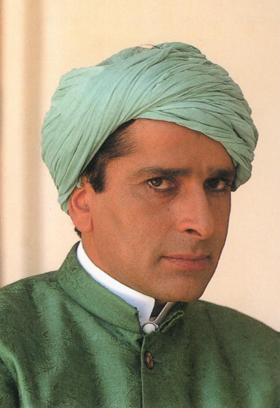 The actor spent hours discussing his idol with his Hollywood director. And that idol is legendary actor Shashi Kapoor. It so happens that Stephen Frears has worked with Shashi Kapoor in a film called Sammy and Rosie Get Laid back in 1987. Shashi Kapoor has had his own share of working in the west and Stephen, in particular, has had a pleasant working experience with Shashi Kapoor and he expressed the same to Ali. Shashi Kapoor and Ali Fazal,Shashi Kapoor,Ali Fazal,Dame Judi Dench,Stephen Frears