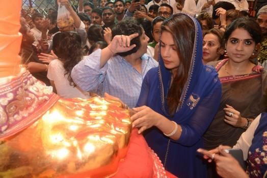 Priyanka Chopra arrives to pay obeisance to Lalbaugcha Raja on the occasion of 