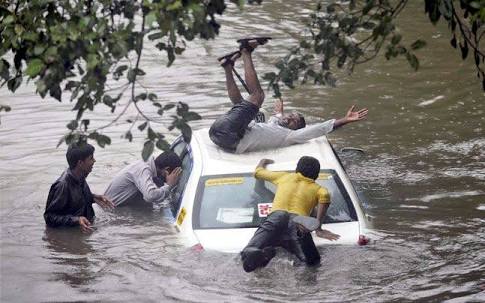 On Tuesday, entire Mumbai was inundated with heavy rains with the suburbs notching a staggering 316 mm in a 12-hour cycle -- the highest record since the great Mumbai floods of July 26, 2005, which was coincidentally a Tuesday. In the 24-hour cycle since Tuesday 8.30 a.m. till Wednesday, the suburbs recorded 332 mm while the city notched 111 mm rains, the IMD said. Mumbai drowns,heavy rain in Mumbai,Mumbai,Mumbai heavy rains,heavy rains predicted mumbai,Mumbai rains