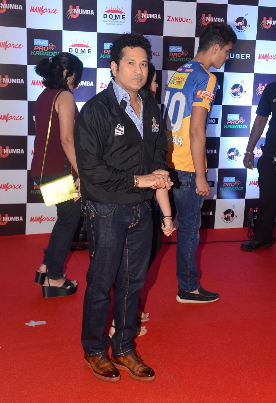 Cricketer Sachin Tendulkar during the red carpet of "Pro Kabaddi" in Mumbai on Aug 31,2017. Sachin Tendulkar,Abhishek Bachchan,Aishwarya Rai Bachchan,Rakeysh Omprakash Mehra,Pro Kabaddi,Pro Kabaddi red carpet,Pro Kabaddi red carpet pics,Pro Kabaddi red carpet images