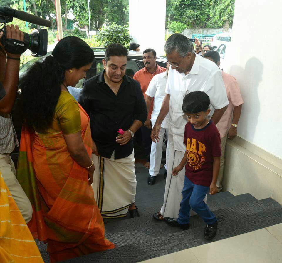 Noted film actor Kamal Haasan and Kerala Chief Minister Pinarayi Vijayan met here on Friday and discussed, among other things, the political situation in Tamil Nadu. Kamal Haasan,Kamal Haasan visits Kerala CM Pinarayi Vijayan,Kamal Haasan visits CM Pinarayi Vijayan,Kamal Haasan visits Pinarayi Vijayan,Pinarayi Vijayan,Kerala CM Pinarayi Vijayan