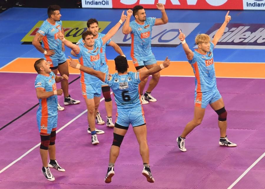 Stunning two-time champions Patna Pirates, Bengal Warriors came back from the dead and scripted a thrilling 41-38 win to go top of Zone of B in a Pro Kabaddi League (PKL) tie at the Netaji Subhash Chandra Bose Indoor Stadium here on Friday. Bengal were trailing by eight points with eight minutes remaining in the second half and the score reading 25-34. But they made a superb turnaround from there with Maninder Singh (13 points), Jan Kun Lee (6 points), Vinod Kumar (5 points), Ran Singh (4 points) and substitute Bhupender Singh (4 points) performing brilliantly to turn the tables on their rivals. Bengal Warriors,Patna Pirates,Bengal Warriors beats Patna Pirates,PKL,Pro Kabaddi League