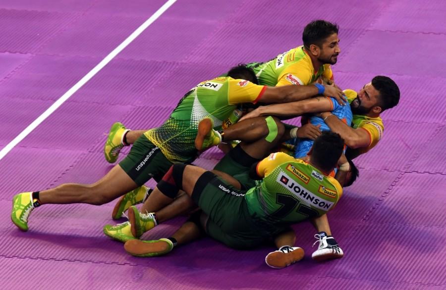 Vinod Kumar then made it 7-7 and Vikas Jaglan then returned empty handed with an unsuccessful raid to help Bengal take the lead for the first time. Maninder Singh then grabbed two points from his raid making it 10-8 and pushing the Pirates on the brink. It was a see-saw battle as Pirates fought back again to take 11-15 advantage and near the halftime whistle effected an all out on Bengal to end the half at 14-18. Bengal Warriors,Patna Pirates,Bengal Warriors beats Patna Pirates,PKL,Pro Kabaddi League