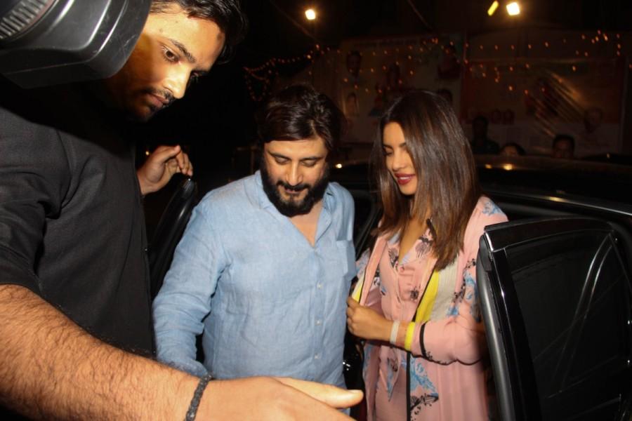 Actress Priyanka Chopra spotted At Olive Bar in Mumbai on August 31, 2017. Priyanka Chopra,actress Priyanka Chopra,Priyanka Chopra at Olive Bar,Priyanka Chopra snapped at Olive Bar,Priyanka Chopra new pics,Priyanka Chopra new images,Priyanka Chopra new stills,Priyanka Chopra new pictures