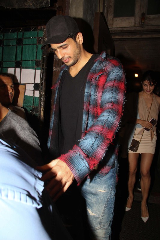 Sidharth Malhotra snapped post dinner at Pali Bhavan in Mumbai. Sidharth Malhotra and Jacqueline Fernandez,Sidharth Malhotra,Jacqueline Fernandez,Sidharth Malhotra and Jacqueline Fernandez at Pali Bhavan,Sidharth Malhotra and Jacqueline Fernandez snapped post dinner