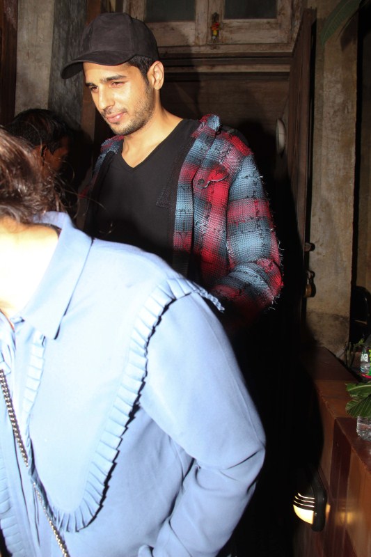 Actor Sidharth Malhotra snapped post dinner at Pali Bhavan in Mumbai. Sidharth Malhotra and Jacqueline Fernandez,Sidharth Malhotra,Jacqueline Fernandez,Sidharth Malhotra and Jacqueline Fernandez at Pali Bhavan,Sidharth Malhotra and Jacqueline Fernandez snapped post dinner