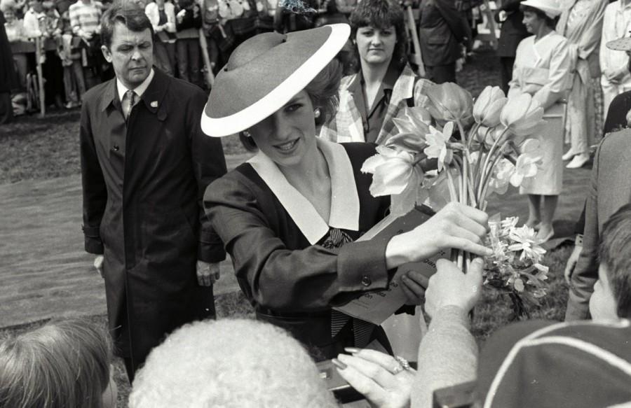 Princess Diana accepts a bouquet of flowers during a walkabout at a civic centre in Kelowna, Canada, May 3, 1986. Diana,Princess Diana,Diana rare pics,Diana rare images,Diana rare stills,Diana rare pictures