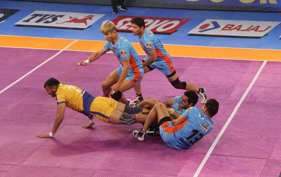 With the match nearing halfime and Bengal leading 18-9, Tamil Thalaivas' were dealt a blow when K. Prapanjan injured his forehead and had to be strechered off. It was a loss the men in yellow could ill afford as Prapanjan had bagged three points for them till then. At the halfway mark, Bengal led by the same score. Pro Kabaddi League 2017,Pro Kabaddi League,PKL,PKL 2017,Bengal Warriors beat Tamil Thalaivas,Bengal Warriors,Tamil Thalaivas