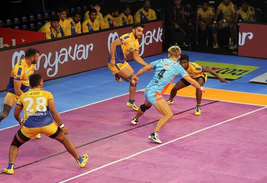 In the second period, Tamil Thalaivas tried hard to stage a comeback pulling things back from 18-9 to hand their more fancied rivals an all out at 23-22. At the heart of Tamil Thalaivas' rearguard action was seasoned player Ajay Thakur who grabbed three crucial points, and J. Darshan who also got the same number of points for his side. Pro Kabaddi League 2017,Pro Kabaddi League,PKL,PKL 2017,Bengal Warriors beat Tamil Thalaivas,Bengal Warriors,Tamil Thalaivas