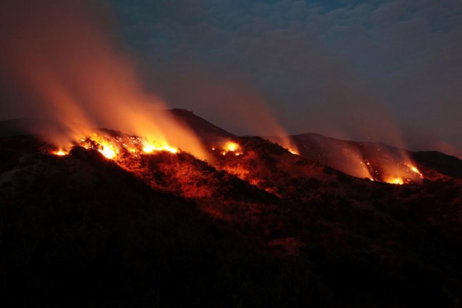 The La Tuna Canyon fire over Burbank, California. Los Angeles wildfires,Los Angeles wildfire,Largest wildfire in Los Angeles history,Largest wildfire in Los Angeles,California wildfires,La Tuna Fire,Burbank and Glendale