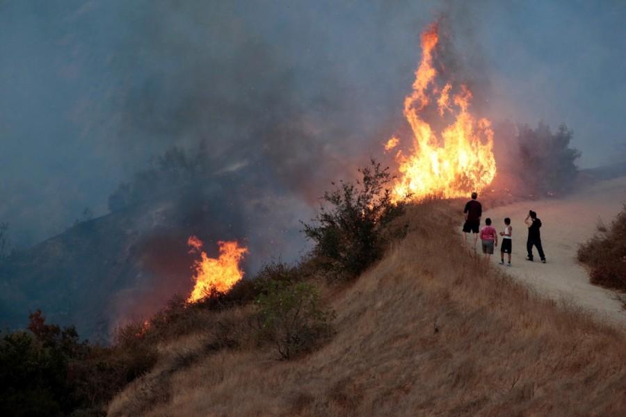 People look on at the La Tuna Canyon fire over Burbank. Los Angeles wildfires,Los Angeles wildfire,Largest wildfire in Los Angeles history,Largest wildfire in Los Angeles,California wildfires,La Tuna Fire,Burbank and Glendale