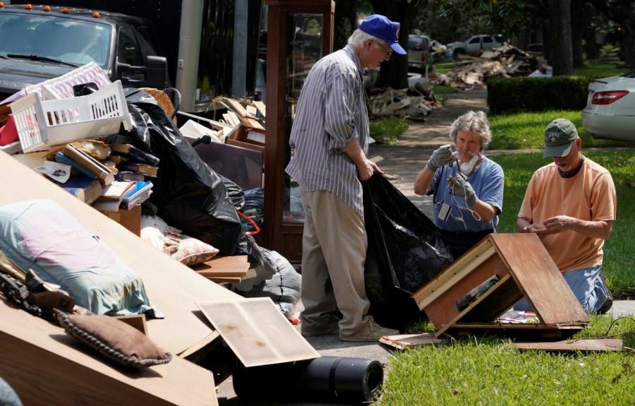 People sort through belongings in Houston. Evacuees return home,Harvey evacuees return hom,evacuees return hom,Harvey evacuees,Harvey in Houston,Tropical Storm Harvey in Houston