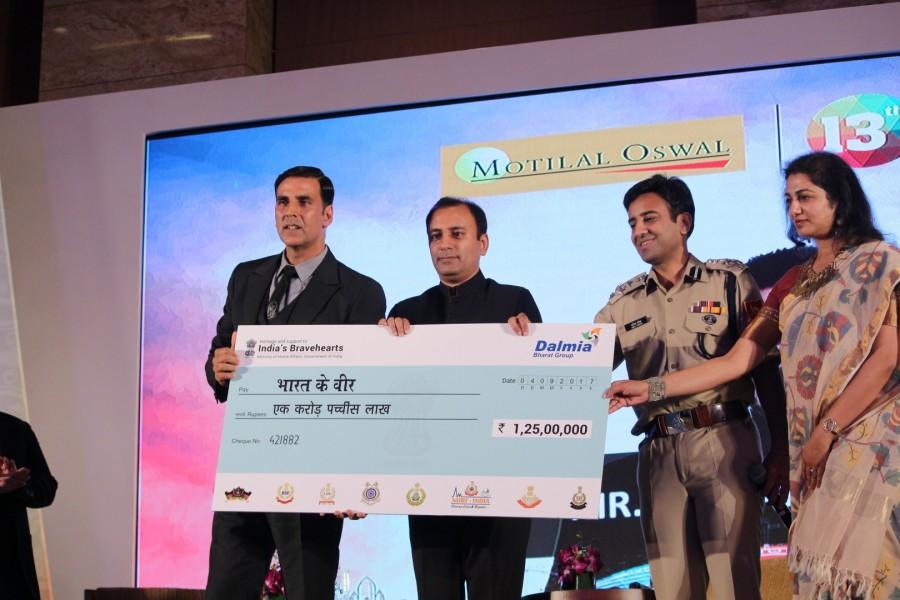 Akshay Kumar during the launch of "Bharat Ke Veer Donation" in Mumbai. Akshay Kumar,actor Akshay Kumar,Bharat Ke Veer Donation,Bharat Ke Veer Donation launch,Akshay Kumar launches Bharat Ke Veer Donation