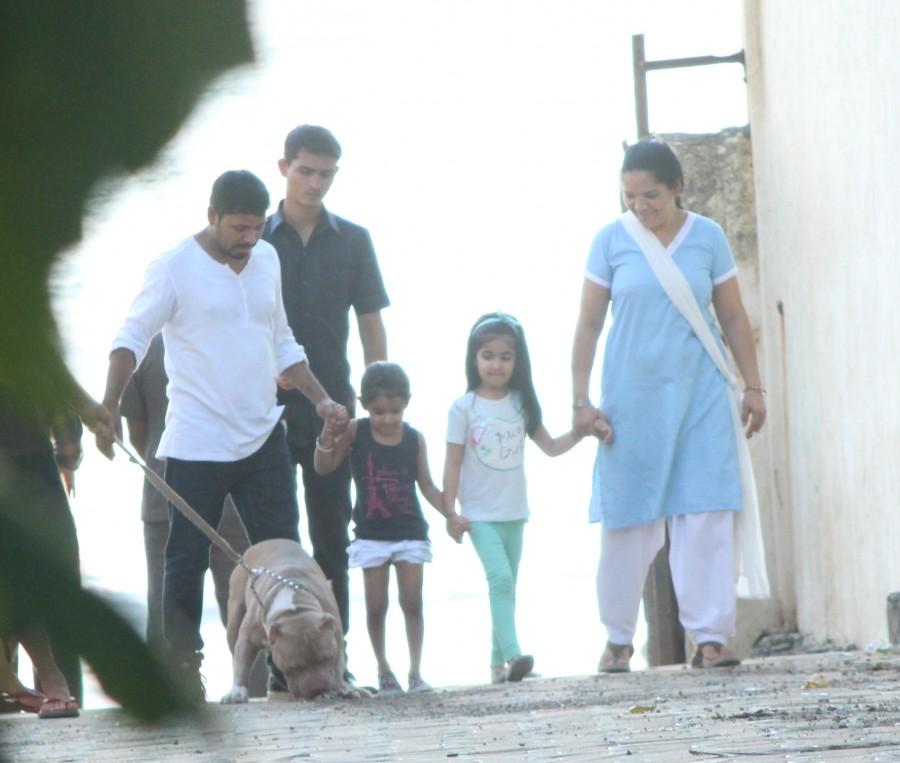 Akshay Kumar and Twinkle Khanna's daughter Nitara spotted at Juhu. Akshay Kumar,Twinkle Khanna,Nitara Kumar,Akshay Kumar daughter,Twinkle Khanna daughter,Akshay Kumar daughter Nitara,Nitara
